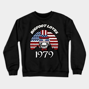Bigfoot loves America and People born in 1979 Crewneck Sweatshirt
